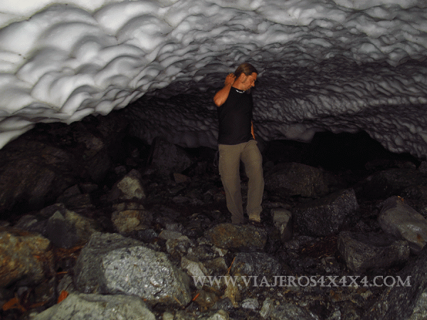 Caminando bajo un glaciar en el estado de Washington, Estados Unidos